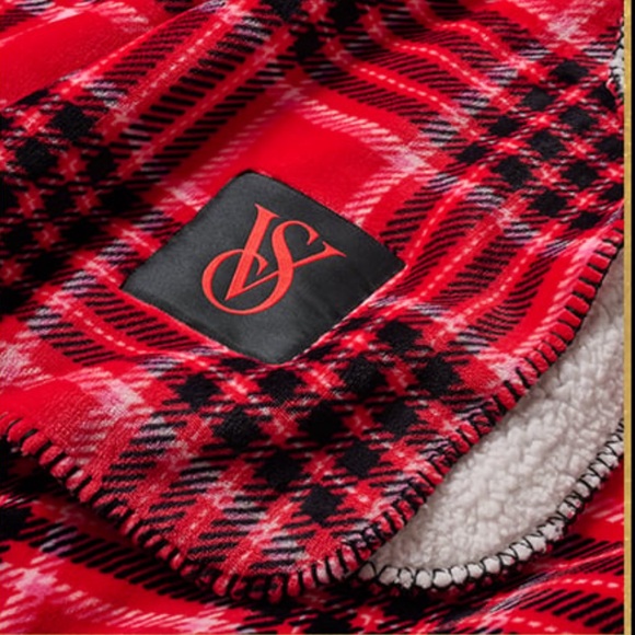 VS sherpa blanket new Christmas - Picture 2 of 3